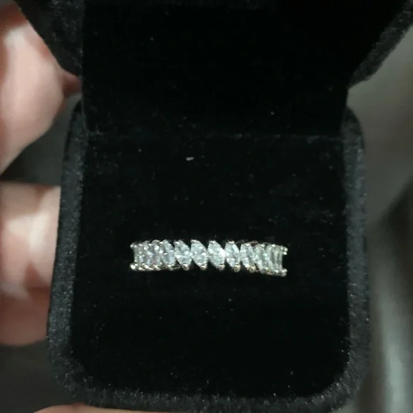 BRAND NEW GENIUNE WHITE SAPPHIRE STERLING SILVER BAND SIZE 8 ONLY - Picture 4 of 7